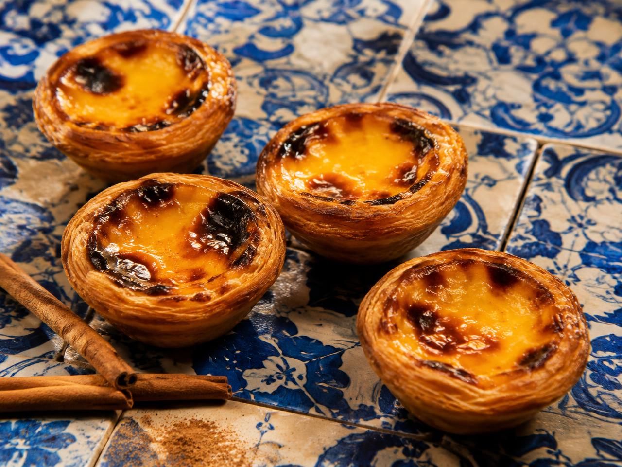 Pastelitos portugueses de nata dorados